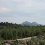 Pohled na vrchy Bezděz z okolních lesů
